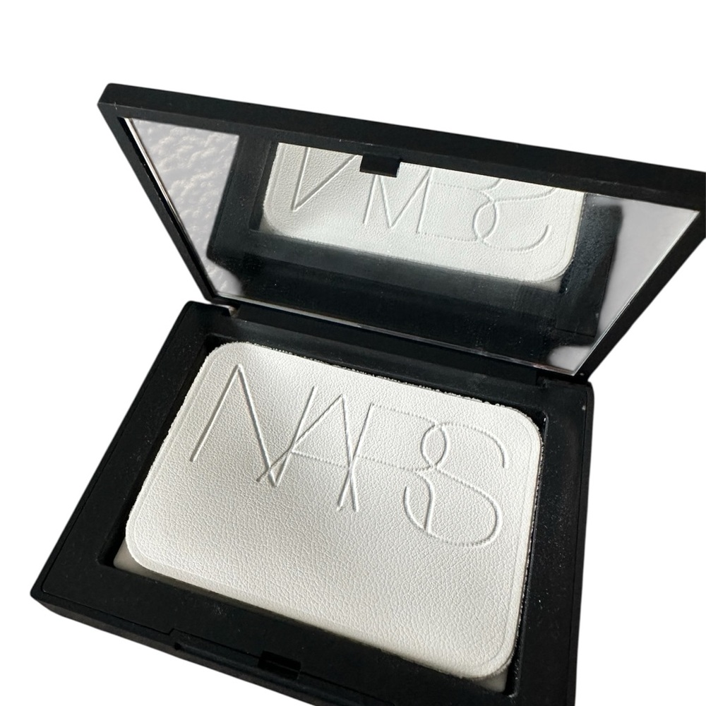 NARS Light Reflecting Pressed Powder - Black Compact - Picture 2 of 3